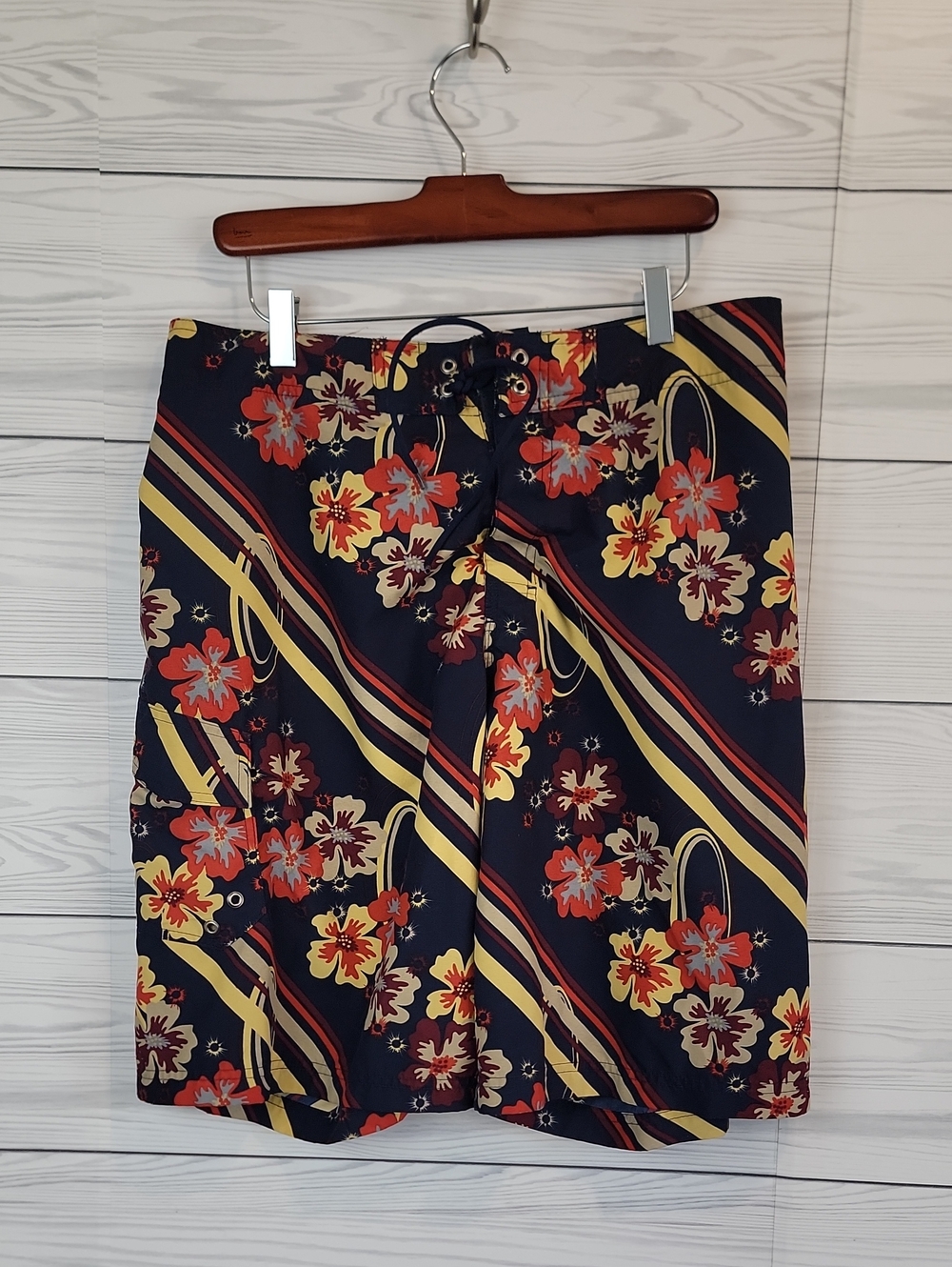 No Boundaries Navy Floral Swim Shorts Red & Yellow Accents Mens Size Waist 34